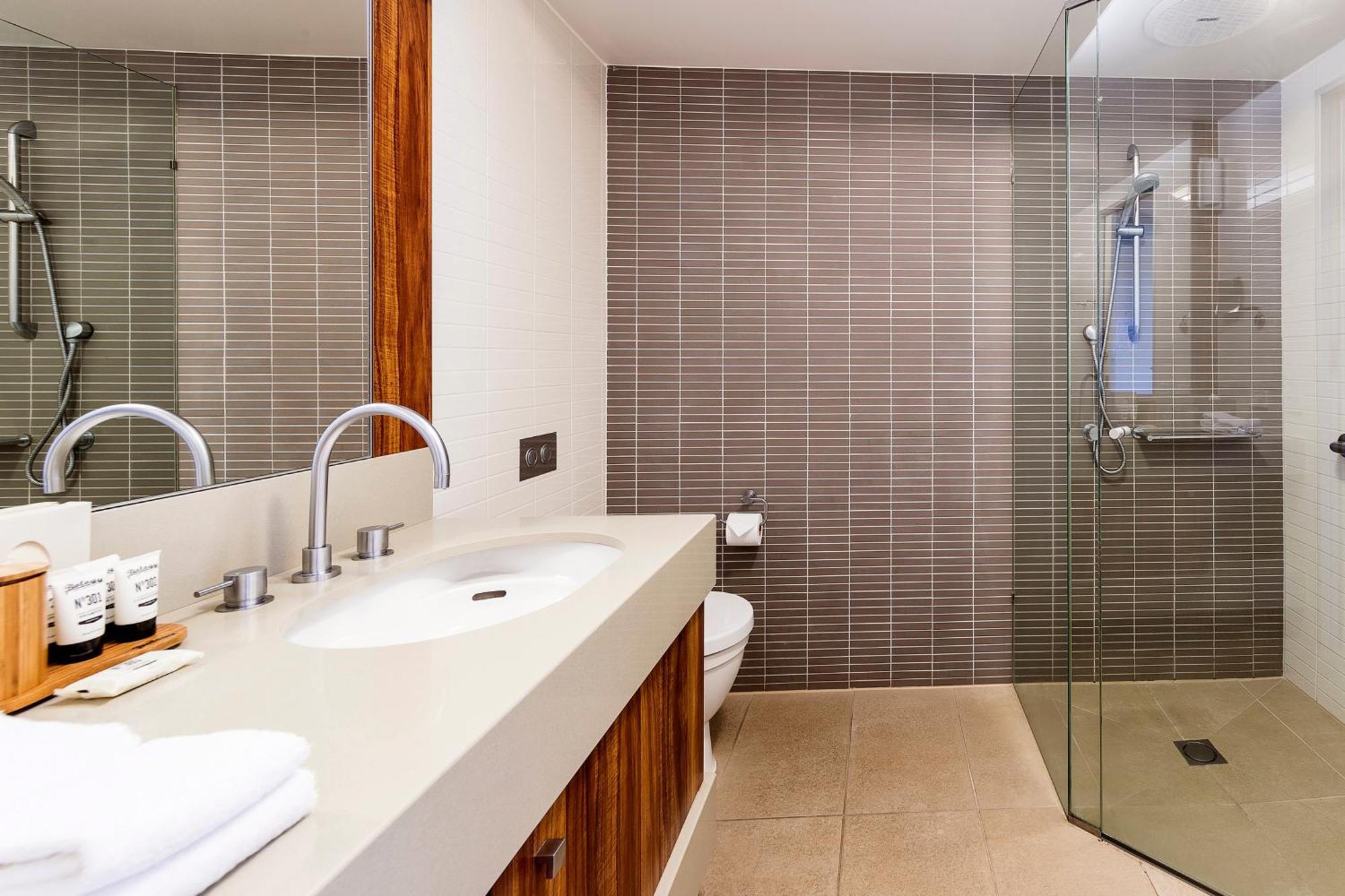 Racv Cape Schanck Resort חדר תמונה Bathroom with shower enclosure