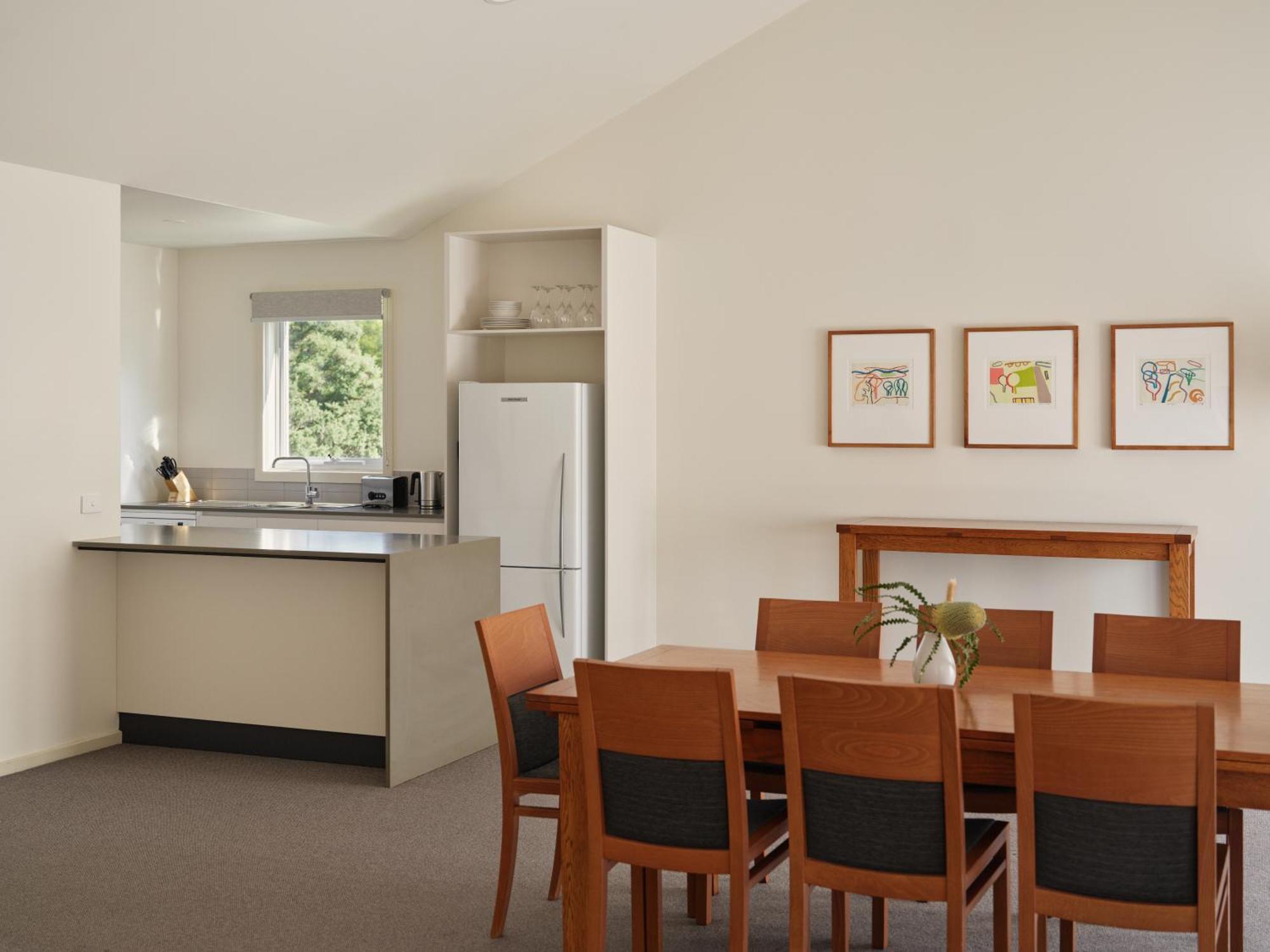 Racv Cape Schanck Resort חדר תמונה A kitchen and dining room