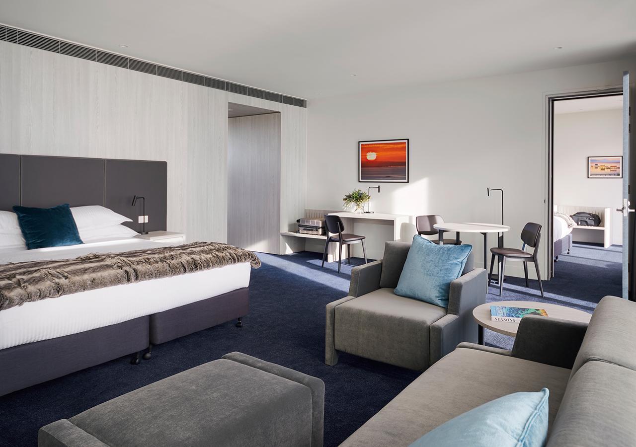 Racv Cape Schanck Resort מראה חיצוני תמונה A suite at the Crowne Plaza Hotel, Adelaide