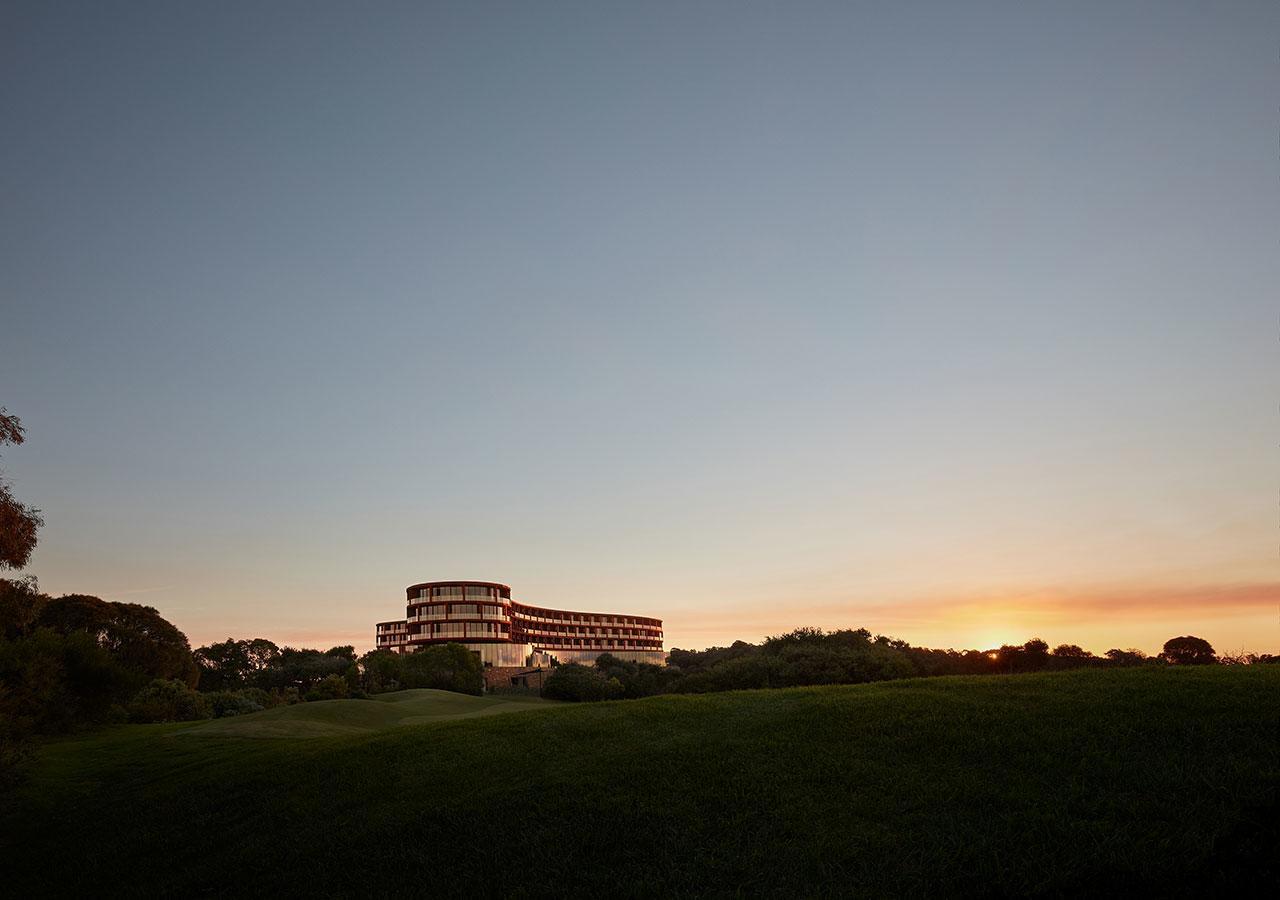Racv Cape Schanck Resort מראה חיצוני תמונה The hotel at sunset